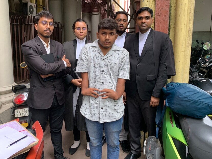 কলকাতা: SSKM হাসপাতালে 'ফেল', মুম্বই AIIMS-এ 'পাশ'। সাড়ে তিন আঙুলে ডাক্তারি পড়তে ছাড়পত্র। মালদহের প্রশান্ত মণ্ডলকে অসমাপ্ত 'হাতেই' ডাক্তারি পড়ার ছাড়পত্র। কলকাতা হাইকোর্টের বিচারপতি বিশ্বজিৎ বসুর নির্দেশে পেলেন ছাড়পত্র।
