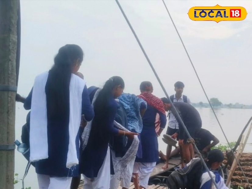 নৌকায় উচ্চ মাধ্যমিক পরীক্ষার্থী