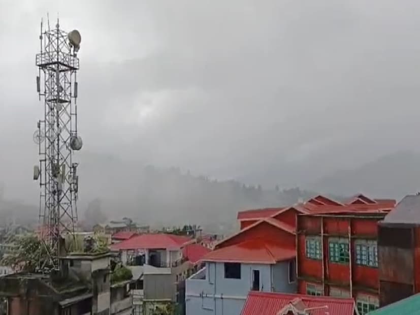  ৫ বিপদে পড়লে পরিবারই সবার আগে সাহায্য করে। তাই ঘুরতে যাওয়ার সময় বিশ্বস্ত কাউকে নিজে কোথায় যাচ্ছেন সেই বিষয়ে জানিয়ে যান।