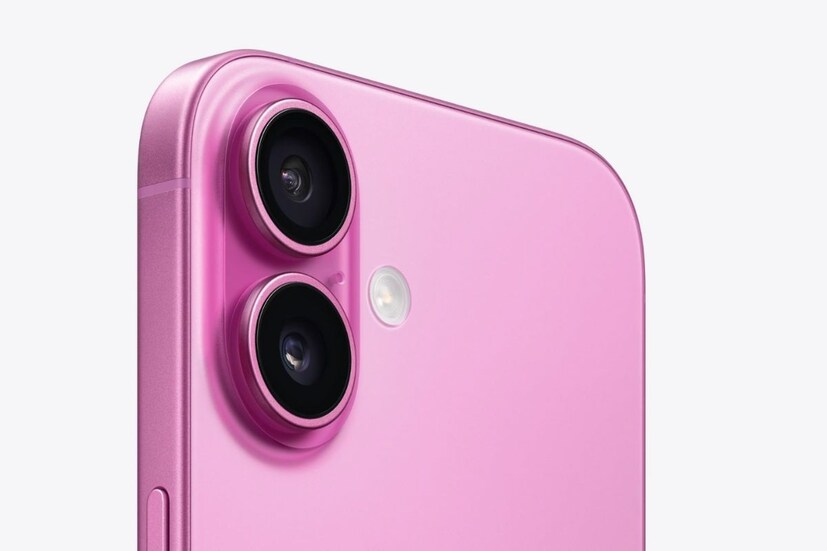 iPhone 16 সিরিজের বিশেষত্ব: অ্যাপল iPhone 16-এ ৬.১ ইঞ্চির সুপার রেটিনা এক্সডিআর স্ক্রিন রয়েছে, যেখানে iPhone 16 Plus-এ ৬.৭ ইঞ্চির আরেকটু বড় ডিসপ্লে রয়েছে। উভয় স্ক্রিনেই ট্রু টোন, এইচডিআর১০ এবং ডলবি ভিশন সাপোর্ট রয়েছে, যা রঙ এবং কন্ট্রাস্টকে বাস্তবসম্মত দেখায়। ফোনের বডিতে অ্যারোস্পেস-গ্রেড অ্যালুমিনিয়াম এজ এবং একটি সেরামিক শিল্ড ফ্রন্ট কভার রয়েছে যা এটিকে শক্তিশালী এবং টেকসই করে তোলে।