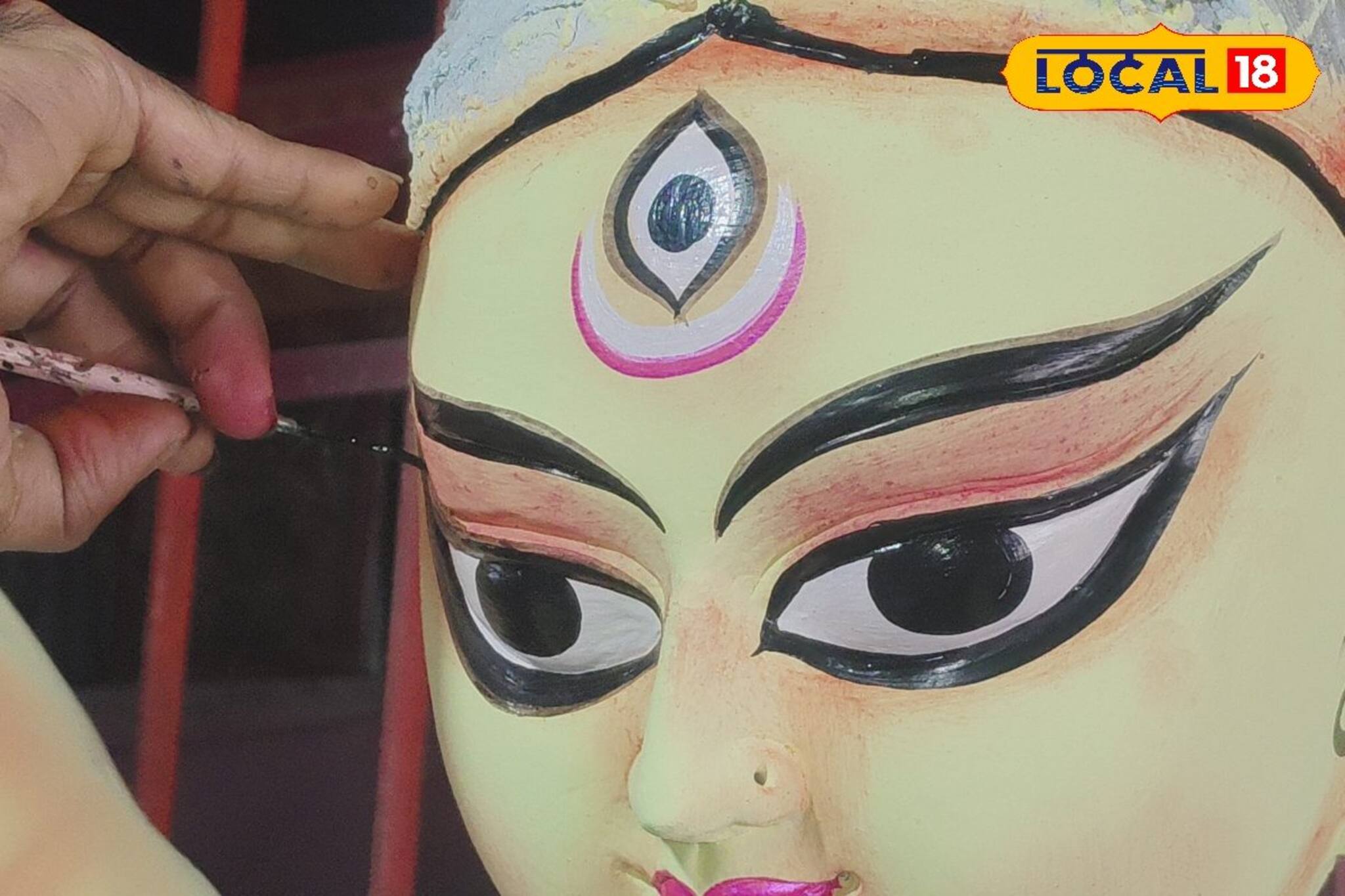 পুজোর আনন্দে জল ঢালছে বৃষ্টি! কাজ শেষ হলেও চিন্তায় উদ্যোক্তারা! কেন জানেন?