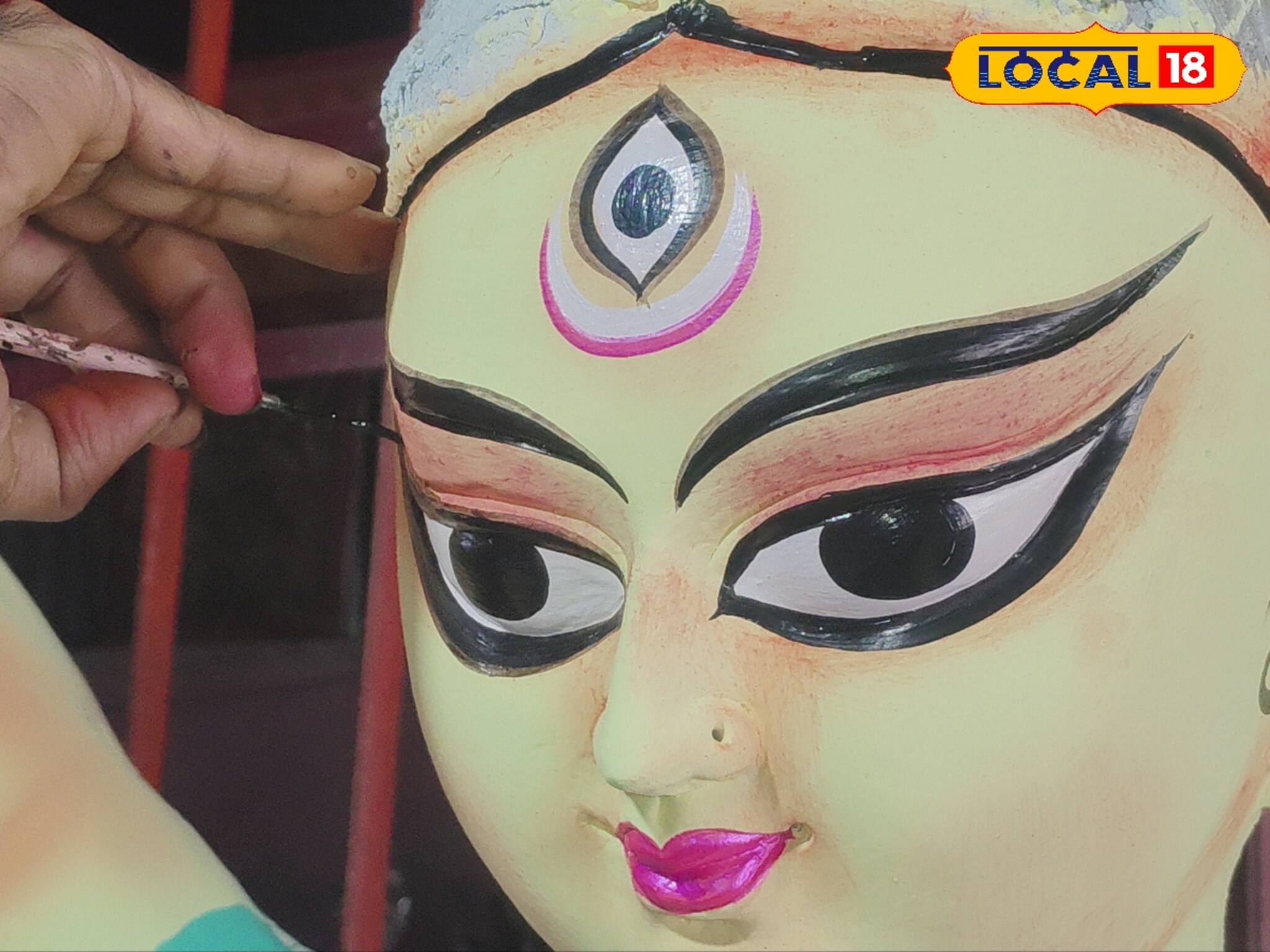 পুজোর আনন্দে জল ঢালছে বৃষ্টি! কাজ শেষ হলেও চিন্তায় উদ্যোক্তারা! কেন জানেন?