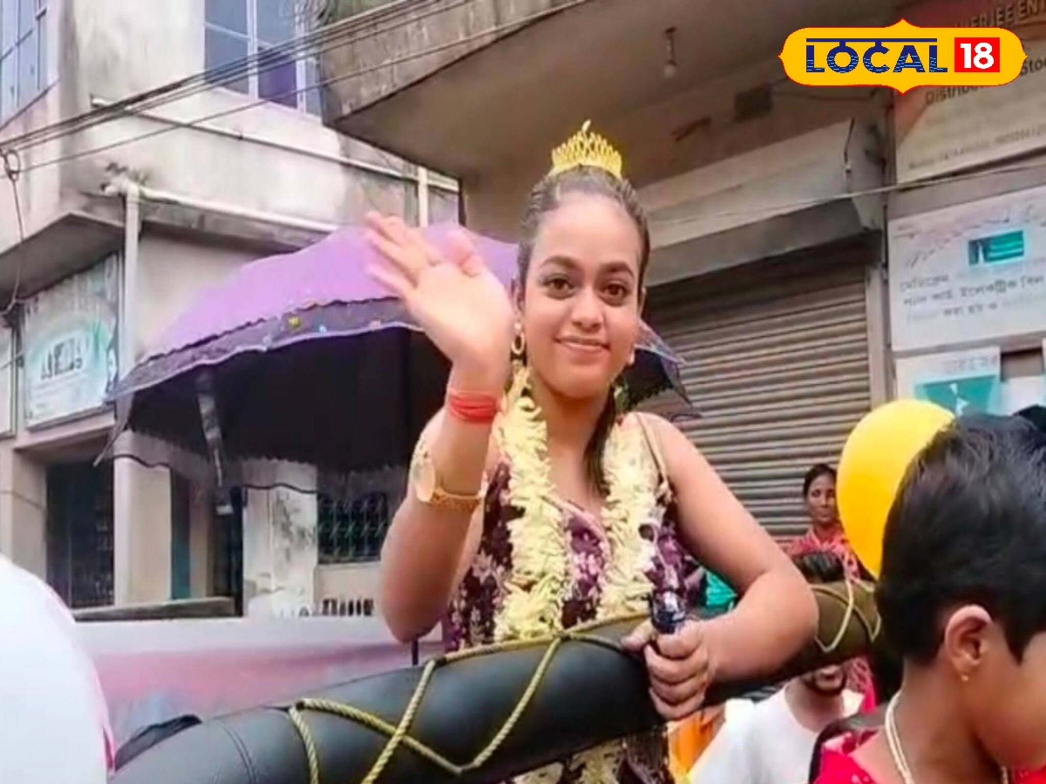 মঞ্চে 'আগুন' পারফরম্যান্স! জয়নগরের কৃত্তিকার হাতে ক্রাউন