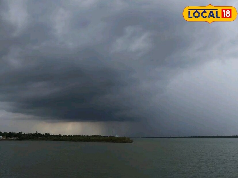 আবহাওয়া দফতরের তরফে যে আপডেট পাওয়া গিয়েছে তা থেকে জানা যাচ্ছে, নতুন করে বঙ্গোপসাগরে যে নিম্নচাপ তৈরি হতে চলেছে সেই নিম্নচাপের কারণে মঙ্গলবার থেকেই দক্ষিণবঙ্গের বিভিন্ন জেলা ভারি থেকে অতিভারি বৃষ্টির মুখোমুখি হতে পারে। এখন প্রশ্ন হল কী হবে উত্তরবঙ্গে? 