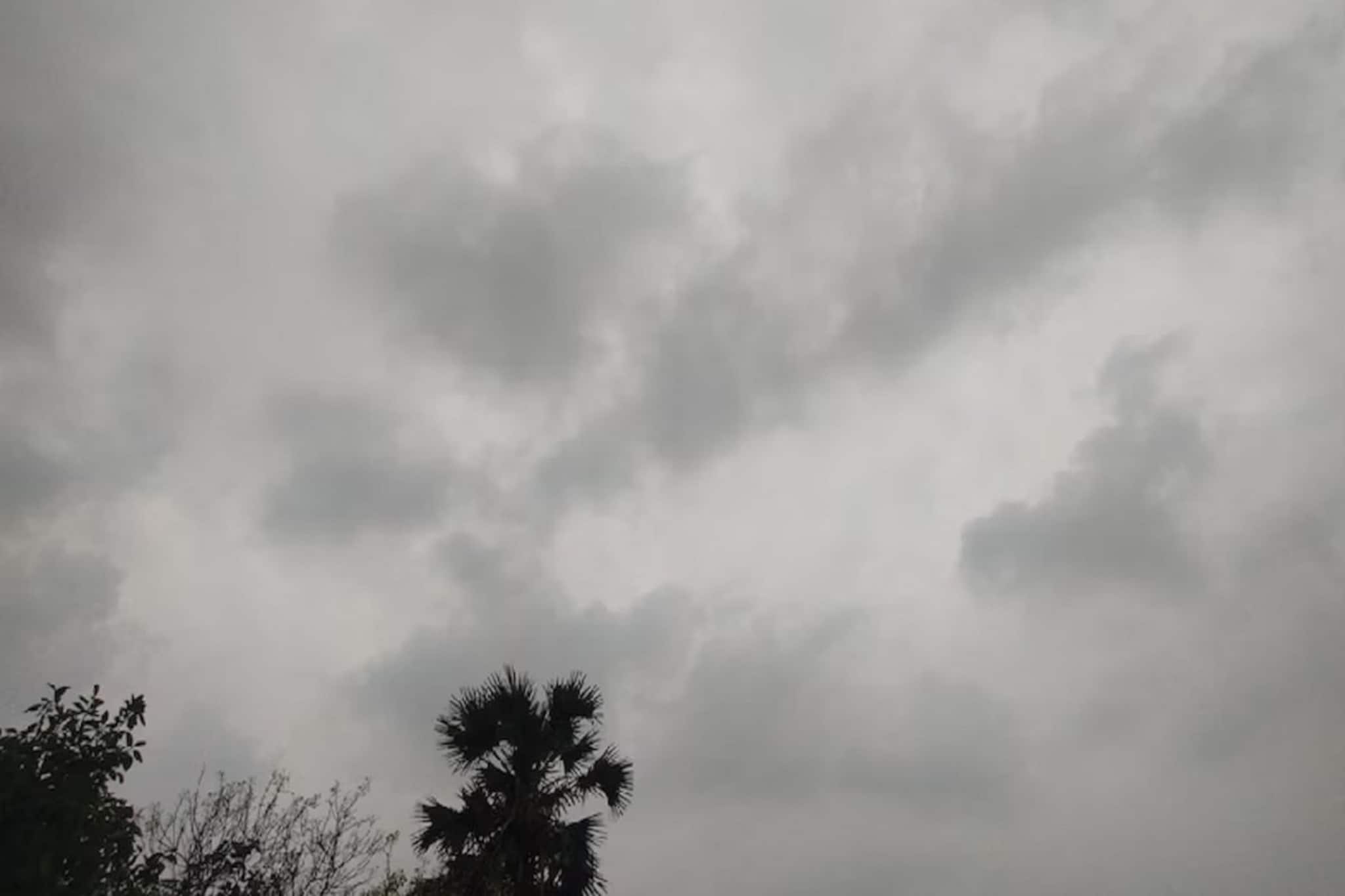 দুপুরেই নামল আঁধার, আর কিছুক্ষণেই ধেয়ে আসছে দুর্যোগ!