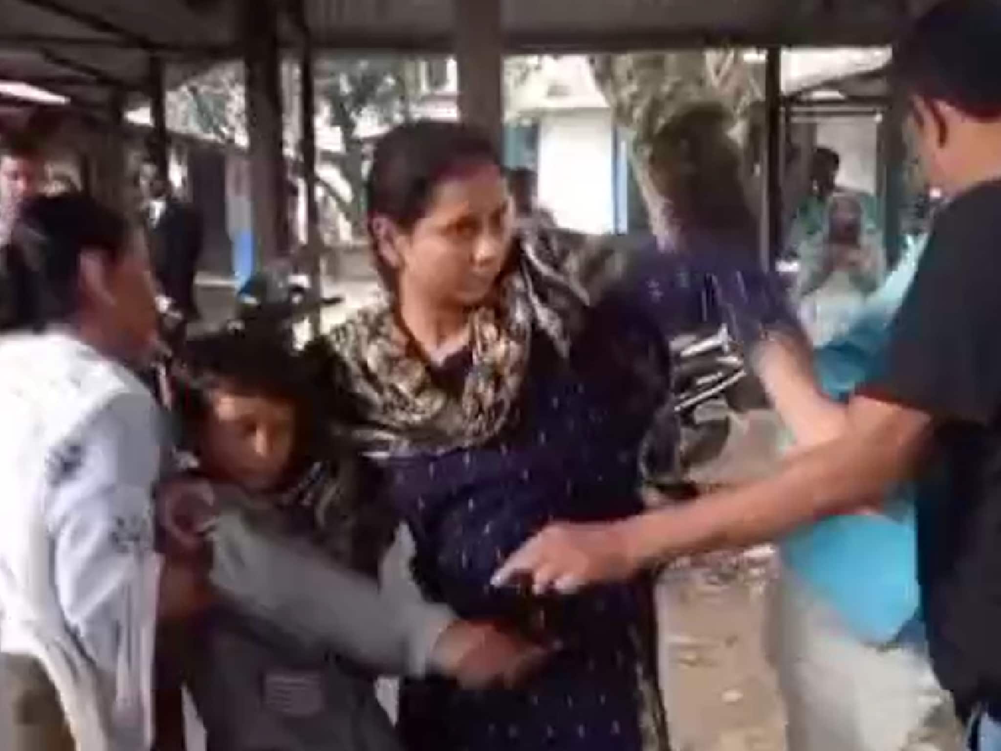 সন্তানের দায়িত্ব কে নেবে! আদালত চত্বরে লড়াই চলল বাবা-মায়ের, কিন্তু নিয়ে গেল তৃতীয় জন