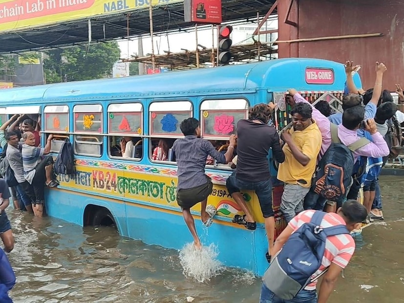 বৃষ্টির সঙ্গে দমকা ঝোড়ো বাতাস বইতে পারে। ৩০ থেকে ৪০ কিলোমিটার গতিতে বইতে পারে বাতাস। সতর্কতা জারি করেছে আলিপুর আবহাওয়া দফতর।