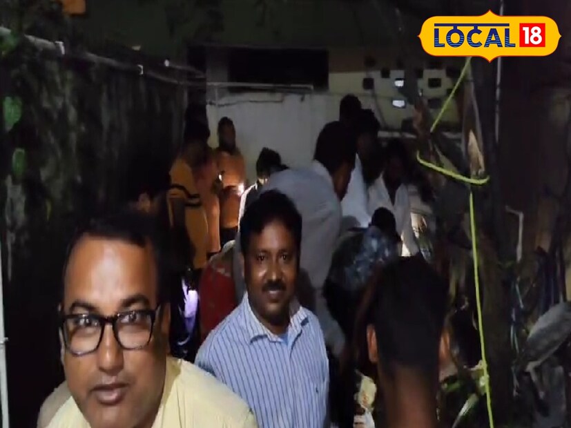 শহরের অন্যতম ব্যস্ত এলাকা বাঁকুড়ার নেতাজি রোড়ে খাতড়ার ষোলআনা দুর্গামন্দিরের পাশে খাতড়া এক নম্বর গ্রাম পঞ্চায়েতের প্রধান বুলা সেনের বাড়ি থেকে উদ্ধার হয় প্রকাণ্ড এই অজগর সাপটি।অজগরটি দৈর্ঘ্যে প্রায় ৮ ফুট এবং  ওজনে প্রায় ১৫ কেজি, এমন অজগর একেবারে জনবসতির মাঝে ধরা পড়তেই আতঙ্ক ছড়িয়ে পড়ে এলাকায়। 