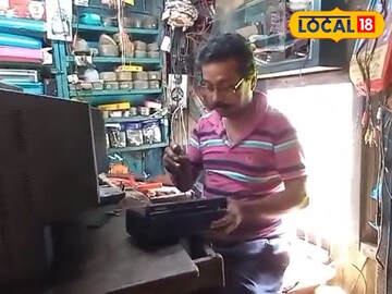 রেডিও মেরামতির ব্যস্ততা।