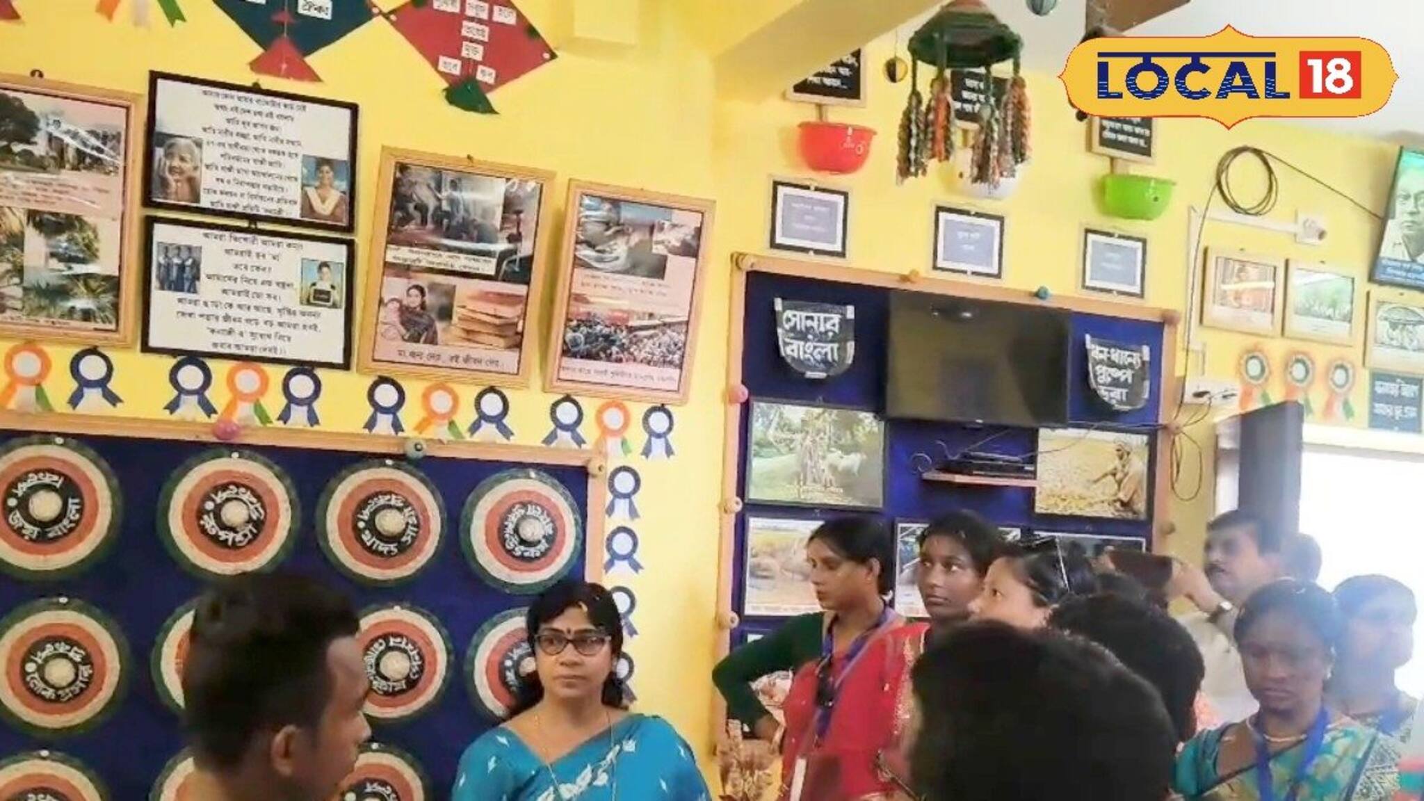 হচ্ছেটা কী! পঞ্চায়েত অফিস না অন্যকিছু...! দেখতে ছুটে আসছেন ভিন জেলার মানুষজনরা