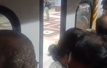 ভিড়ের চাপে বন্ধ হচ্ছে না মেট্রোর দরজা! 