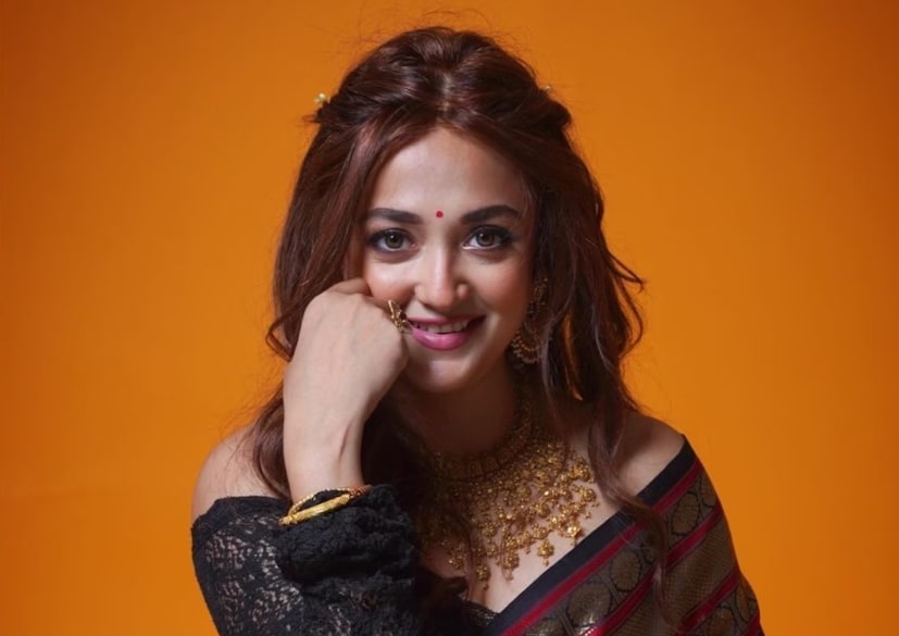 মোনালি ঠাকুর কবে বিয়ে করেছিলেন? মোনালি ঠাকুর এবং মাইক রিখটার একটি ব্যক্তিগত অনুষ্ঠানে বিয়ে করেছিলেন, বছরের পর বছর ধরে তাঁদের বিয়েকে আলোচনার বাইরে রেখেছিলেন। 