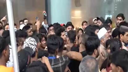 আইফন কেন নিয়ে গণ্ডগোল মুম্বইতে আইফন কেন নিয়ে গণ্ডগোল মুম্বইতে