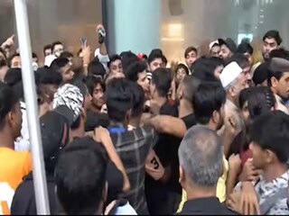 আইফন কেন নিয়ে গণ্ডগোল মুম্বইতে
