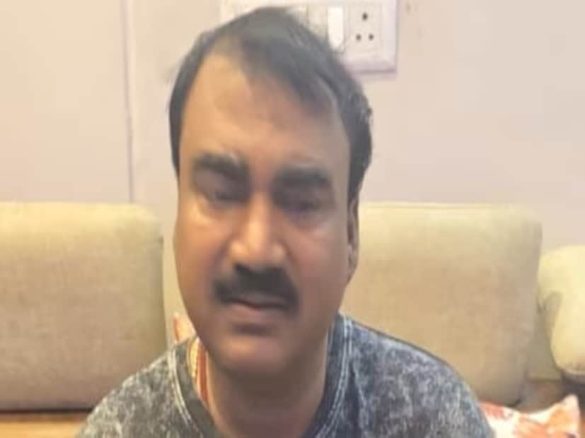  এরপরেই সাইবার শাখা এবং অপরাধ দমন শাখার যৌথ তদন্ত চালায়। সেই তদন্তেই জানা যায় নয়ডা থেকে এই বার্তা পাঠানো হয়েছে। এরপরেই নয়ডার পুলিশ কমিশনার লক্ষ্মী সিংয়ের সঙ্গে যোগাযোগ করে মুম্বই পুলিশ। এরপরেই গ্রেফতার করা হয় পেশায় বাস্তুবিদ ও জ্যোতিষী অশ্বিনী কুমার।সেক্টর ৭৯-এর বাসিন্দা অশ্বিনী বাব মায়ের সঙ্গেই থাকতেন।
