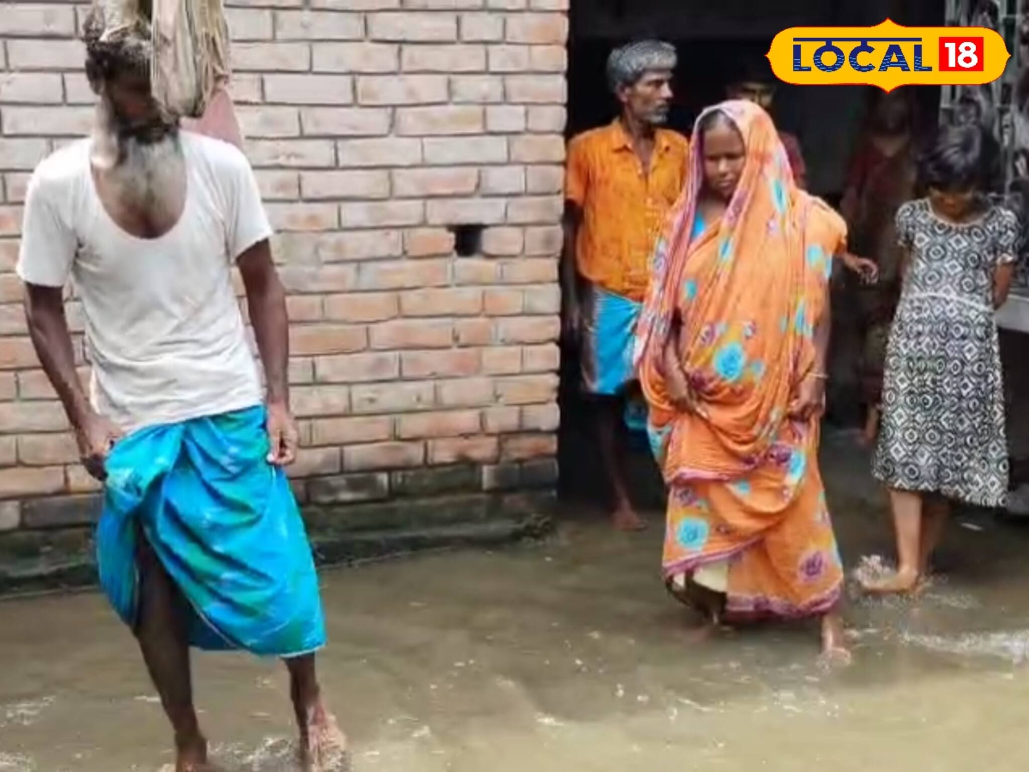 জলে ভাসছে ঘর, বন্ধ দোকানপাট! কী করবেন ওঁরা