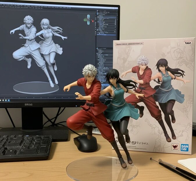 Anime Figurine: একটি স্বচ্ছ অ্যাক্রিলিক বেসের উপর গতিশীল ভঙ্গিতে দাঁড়িয়ে, মাঙ্গা-অনুপ্রাণিত ব্যাকগ্রাউন্ড এবং নিয়ন আলোর সঙ্গে।