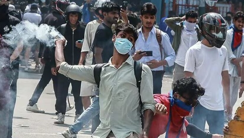ললিতপুরের সুনাকোঠিতে, আন্দোলনকারীরা গণজ্ঞাপন মন্ত্রী পৃথ্বী সুব্বা গুরুং-এর বাসভবনে পাথর ছুঁড়ে মারে, যিনি এর আগে সোশ্যাল মিডিয়া প্ল্যাটফর্ম নিষিদ্ধ করার নির্দেশ দিয়েছিলেন। বিক্ষোভকারীরা খুমালতারে প্রাক্তন প্রধানমন্ত্রী পুষ্প কমল দহল 'প্রচণ্ড'-এর বাড়িতেও ভাঙচুর চালায় এবং বুধানিলকণ্ঠে আরেক প্রাক্তন প্রধানমন্ত্রী শের বাহাদুর দেউবার বাসভবনের বাইরে বিক্ষোভ করে।