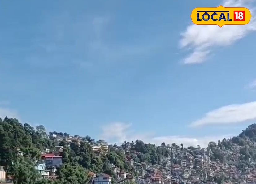 অন্যদিকে কালিম্পংয়ে নীল পাহাড়ে হালকা মেঘের দেখা পাওয়া গিয়েছে। তবে মোটের ওপর আকাশ বেশ পরিষ্কার, তাপমাত্রা ২১-২২ ডিগ্রির মধ্যে ঘোরাফেরা করছে। কিন্তু তাপপ্রবাহের ভ্যাপসা গরমে জেরবার উত্তরবঙ্গের সমতলের জেলাগুলি। জলপাইগুড়িতে বুধবার সর্বোচ্চ তাপমাত্রা ছিল ৩৬ ডিগ্রি। বৃহস্পতিবার সকাল থেকেই ঝকঝকে আকাশ।