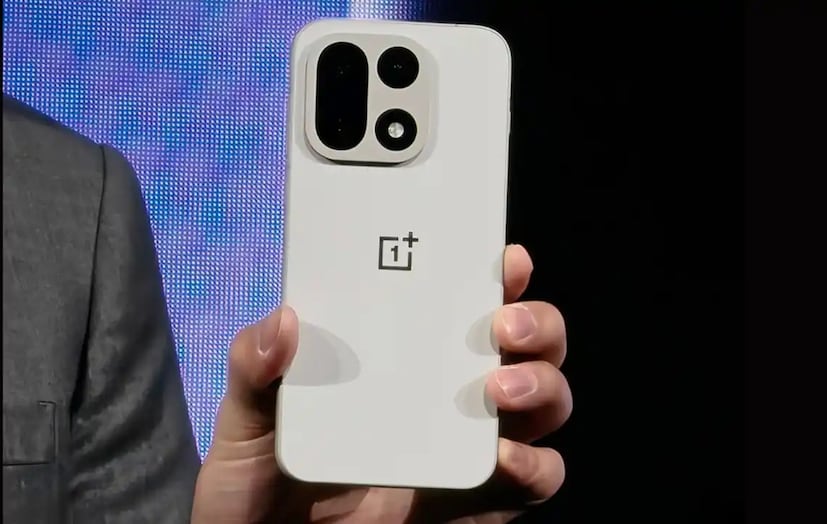 লিকড হওয়া ছবিতে ডিজাইন অনেকটা OnePlus 13s-এর মতোই দেখাচ্ছে, একটি বর্গাকার ক্যামেরা মডিউল চোখে পড়ছে। এই ক্যামেরা সেট-আপে একটি পিল-শেপের মডিউলে দুটি প্রধান সেন্সর রয়েছে এবং LED ফ্ল্যাশের উপরে একটি তৃতীয় সেন্সর রয়েছে। এর আগে ফাঁস হওয়া তথ্যে OnePlus 15 বেগুনি, টাইটানিয়াম এবং কালো রঙের ভ্যারিয়েন্টে আসার ইঙ্গিত দেওয়া হয়েছিল, তবে নতুন ছবিতে নতুন OnePlus ফ্ল্যাগশিপ ফোনটি একটি গাঢ় সাদা রঙে দেখানো হয়েছে।