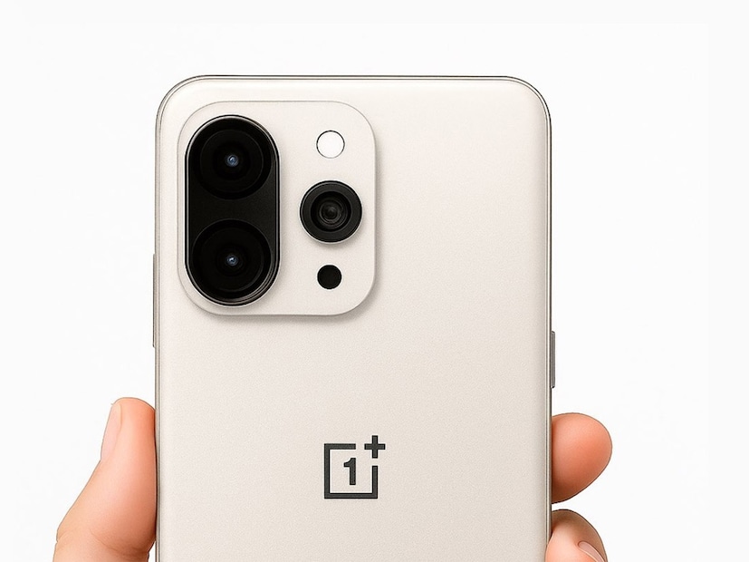 লিকড হয়েছে যে OnePlus 15 ফোনটিতে ৭০০০ mAh ব্যাটারি (OnePlus 13-র ৬০০০ mAh থেকে বেশি) থাকতে পারে, যা ১২০W তারযুক্ত দ্রুত চার্জিং এবং ৫০W ওয়্যারলেস চার্জিং সাপোর্ট করবে। OnePlus 15 ফোনটিতে বিগত বছরের মতোই ৫০MP ট্রিপল-ক্যামেরা সেটআপ থাকবে বলে আশা করা হচ্ছে, যেখানে টেলিফটো লেন্স ৩x অপটিক্যাল জুম সাপোর্ট করতে পারে।