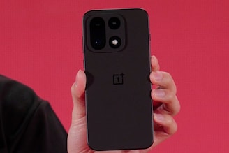 OnePlus 15-এর ছবি ফাঁস! নজরকাড়া বোল্ড ডিজাইন, থাকবে Snapdragon 8 Elite 2 প্রসেসর