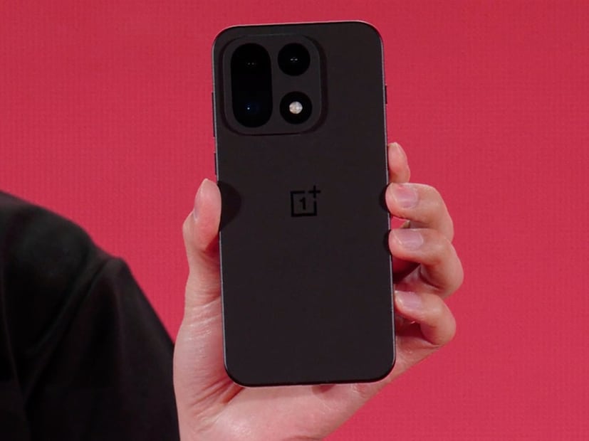 OnePlus বছরের শেষের দিকে তাদের নতুন ফ্ল্যাগশিপ ডিভাইস OnePlus 15 লঞ্চ করবে বলে জানা গিয়েছে। নতুন ডিভাইসটি ঘিরে বেশ কিছু খবর এর আগে ছড়িয়ে পড়লেও OnePlus 15-এর একটি লিকড ছবি এখন সোশ্যাল মিডিয়ায় ছড়িয়ে পড়ছে, যেখানে একটি নতুন ডিজাইন এবং একটি নতুন রঙের প্যাটার্ন দেখা যাচ্ছে। Weibo-তে টিপস্টার ডিজিটাল চ্যাট স্টেশন বলছে, লিকড হওয়া ছবিটি অবশ্যই চিনের Elite Gaming League Finals-এর OnePlus 15 ভার্সন।