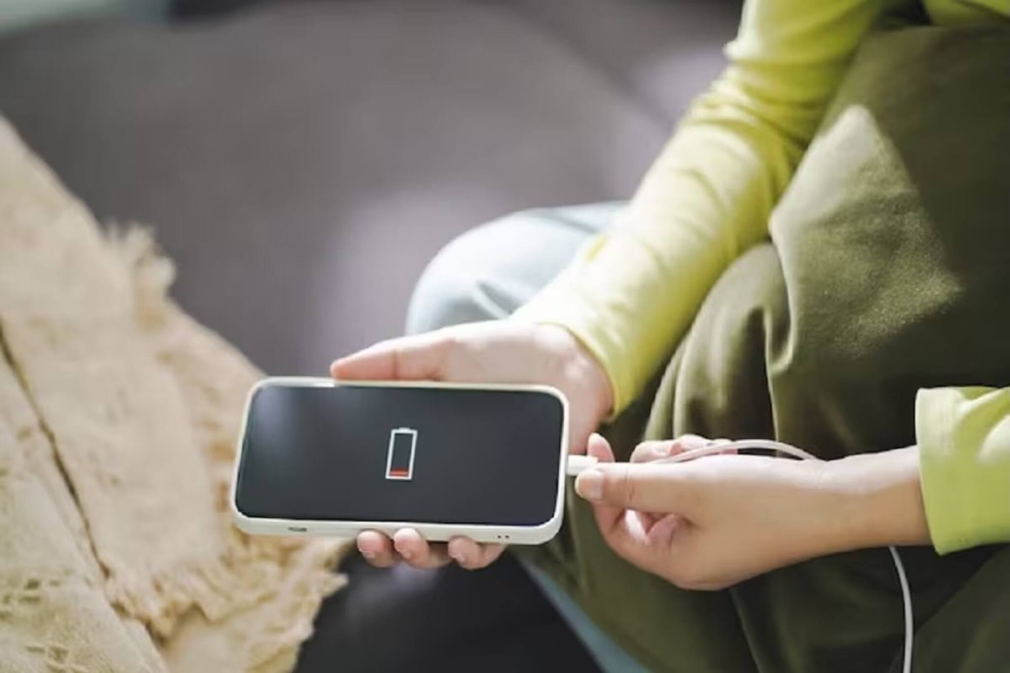 এই ছিল ১০০%, হয়ে গেল ৫০%! মোবাইলের চার্জ দ্রুত শেষ হচ্ছে? এই সমস্যা হচ্ছে না তো?