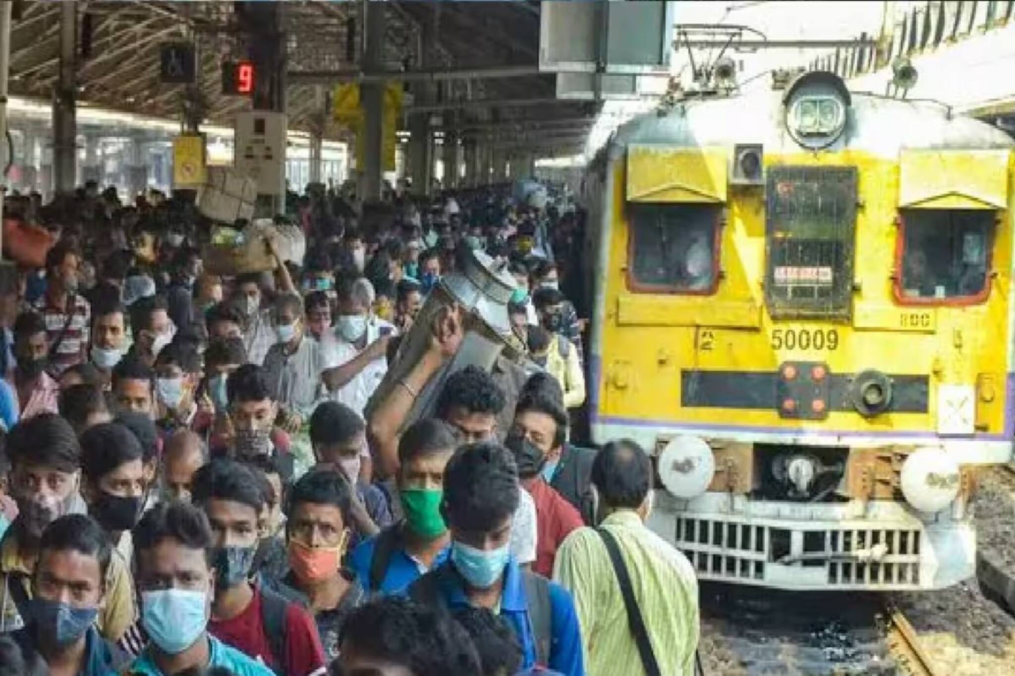 রাতভর ঝড়-বৃষ্টিতে ডুবল রেললাইন,ধীরে ধীরে স্বাভাবিক হচ্ছে শিয়ালদহ-বনগাঁ শাখার ট্রেন চলাচল