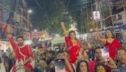 পুজোর আগে ব্যস্ত হাতিবাগান চত্বরে হঠাৎ ঘোড়ায় চড়ে হাজির প্রসেনজিৎ-শ্রাবন্তী!