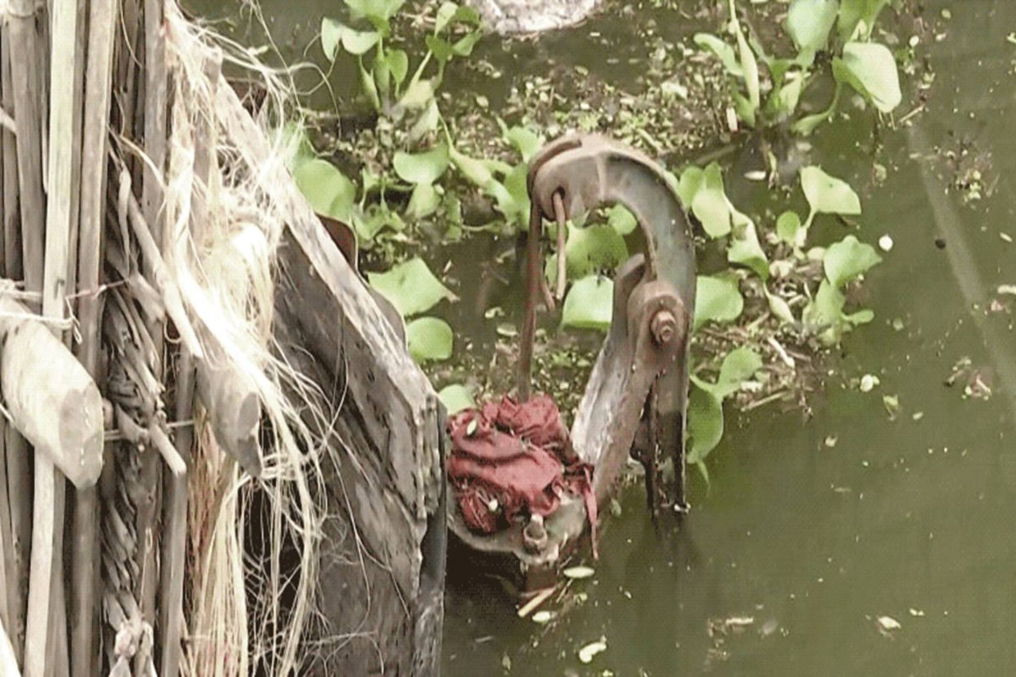 একটা ছোট্ট ভুল হয়েছিল, জমা জলে মানুষের জন্য কাজ করতে নেমে প্রাণ গেল ভিআরপি কর্মীর!
