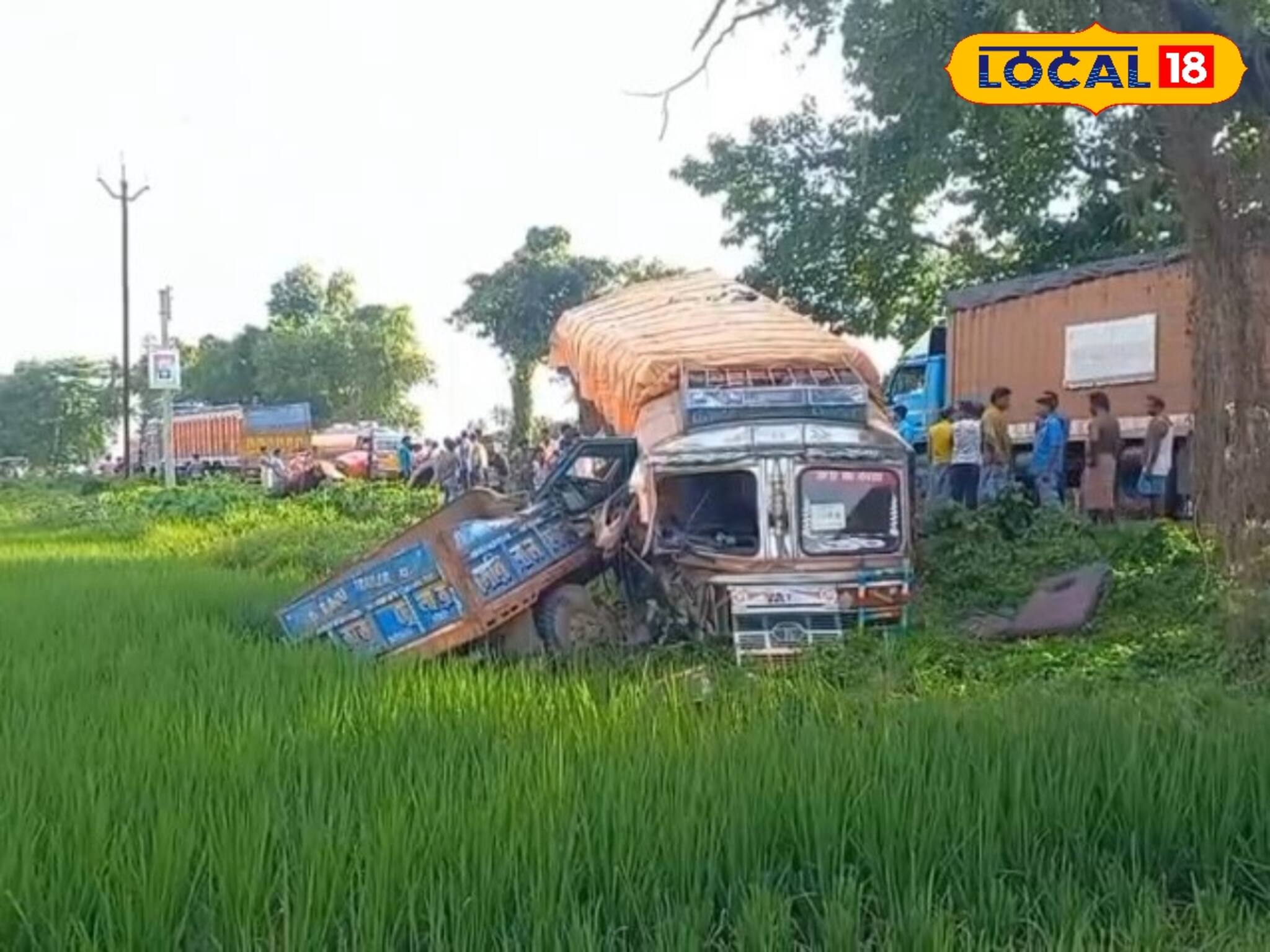 গম বোঝাই লরি-ট্রাক্টর মুখোমুখি সংঘর্ষ! উল্টে পড়ল মাঠে, মৃত ২, আহত ২!