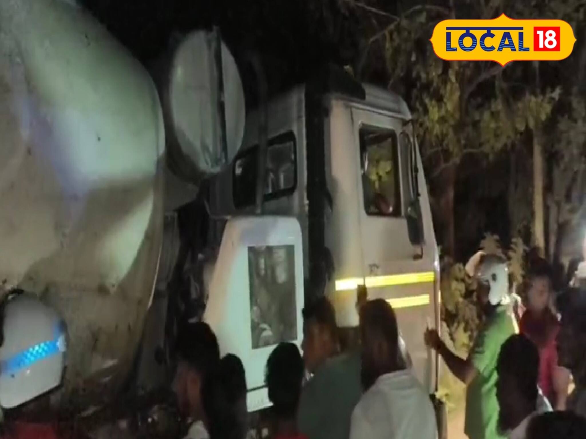 বাইকে বাইকে মুখোমুখি সং*ঘর্ষ, তারপরেই পি*ষে দিল ডাম্পার! হাড়হিম করা কাণ্ড ভাঙড়ে...