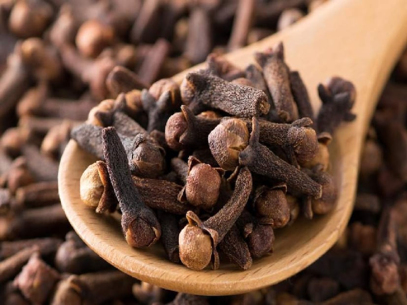 লবঙ্গ-- লবঙ্গে থাকে ইউজেনল যা মুখের দুর্গন্ধ দূর করে। পাশাপাশি এতে থাকে অ্যান্টি ব্যাক্টিরিয়াল উপাদান যা দাঁতের ব্যথাও কমায়।