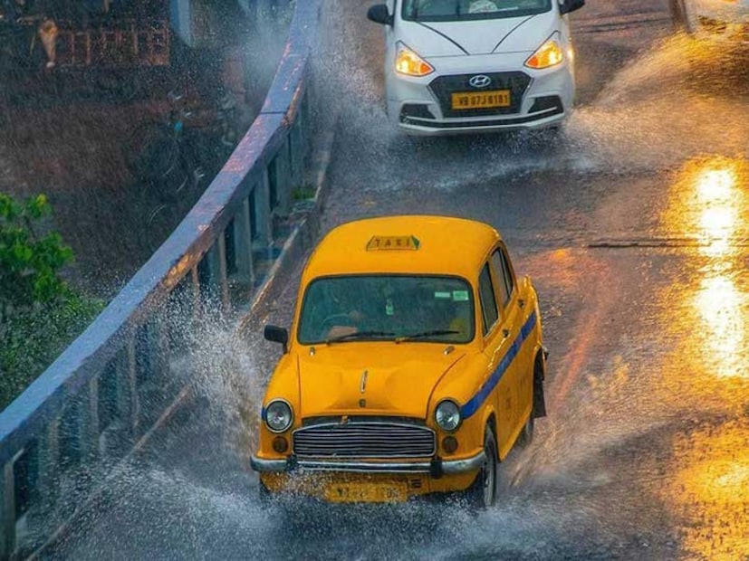বঙ্গোপসাগরে নিম্নচাপের জের। আবহাওয়ার চরম সতর্কতা জারি বাংলা জুড়ে। দফায় দফায় ঝড় বৃষ্টি চলছে জেলায় জেলায়। আগামী দু-ঘণ্টায় বজ্রবিদ্যুৎ সহ ঝড়-বৃষ্টির সতর্কতা জারি করল আলিপুর আবহাওয়া দফতর।