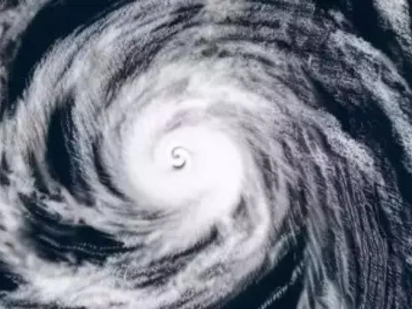 ২৭ সেপ্টেম্বর শনিবার পঞ্চমীর সকালে স্থলভাগে প্রবেশ করবে ভয়ঙ্কর নিম্নচাপ। অষ্টমী থেকে নবমীর মধ্যে আরও একটি ঘূর্ণাবর্ত তৈরি হতে পারে বঙ্গোপসাগরে। ভয়ঙ্কর বদল হতে চলেছে আবহাওয়ার।