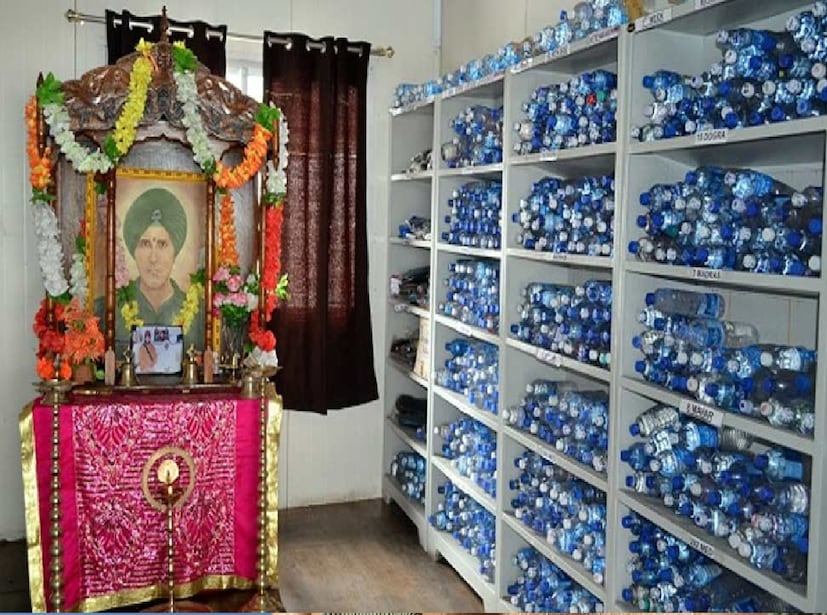 সমুদ্রপৃষ্ঠ থেকে সাড়ে ১৪ হাজার ফুট উচ্চতায়, সিকিম ও তিব্বতের মাঝে দুর্গম গিরিপথ নাথু লা! চারপাশে বরফে মোড়া পাহাড়! হাড়হিম করা ঠান্ডা! এখানেই প্রতিটা মুহূর্তে, দেশের সীমান্তে অতন্দ্র 'পাহারা'য় তিনি! তাঁকে দেখা যায়না, কিন্তু তিনি আছেন! অন্তত এমনটাই বিশ্বাস সেনাবাহিনীর একাংশের। তিনি বাবা হরভজন সিং। ভারতীয় সেনাবাহিনীর কাছে তিনি দেবতা। তাঁদের বিশ্বাস, আজও, মৃত্যুর বহু বছর পরও দেশ, সীমান্ত এবং প্রহরারত সেনা-জওয়ানদের রক্ষা কর চলেছেন হরভজন সিং। Image: Collected  সমুদ্রপৃষ্ঠ থেকে সাড়ে ১৪ হাজার ফুট উচ্চতায়, সিকিম ও তিব্বতের মাঝে দুর্গম গিরিপথ নাথু লা! চারপাশে বরফে মোড়া পাহাড়! হাড়হিম করা ঠান্ডা! এখানেই প্রতিটা মুহূর্তে, দেশের সীমান্তে অতন্দ্র 'পাহারা'য় তিনি! তাঁকে দেখা যায়না, কিন্তু তিনি আছেন! অন্তত এমনটাই বিশ্বাস সেনাবাহিনীর একাংশের। তিনি বাবা হরভজন সিং। ভারতীয় সেনাবাহিনীর কাছে তিনি দেবতা। তাঁদের বিশ্বাস, আজও, মৃত্যুর বহু বছর পরও দেশ, সীমান্ত এবং প্রহরারত সেনা-জওয়ানদের রক্ষা কর চলেছেন হরভজন সিং। Image: Collected