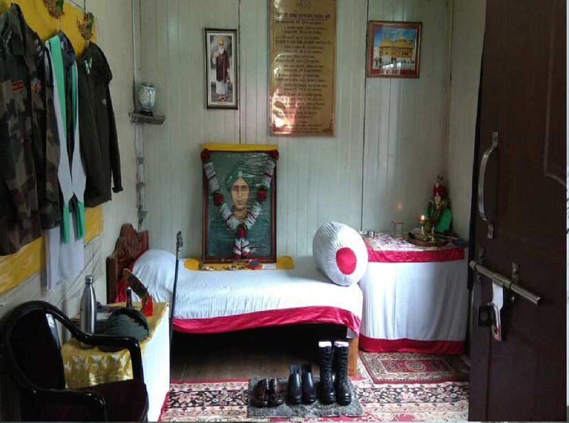 মৃত্যুর পরেও নাকি নিজের ডিউটি ভোলেননি হরভজন সিং। আজও তিনি প্রহরায়। এমনটাই মনে-প্রাণে মানেন সেনাবাহিনীর সিংহভাগ। তাঁদের বিশ্বাস, আজও নাকি বাবা হরভজন সিং শত্রুপক্ষ থেকে আসা আগাম বিপদের ব্যাপারে আগে থেকেই সতর্ক করেন সেনা জওয়ানদের। এমনকি, কোনও সেনার পোশাক অবিন্যস্ত থাকলে শূন্য থেকে উড়ে এসে পড়ে সপাটে চড়। Image: Collected