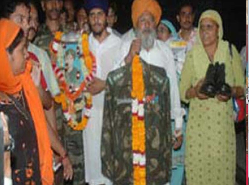 ১২ বছর আগে পর্যন্ত প্রতি বছর নিজের বার্ষিক ছুটিও পেতেন হরভজন সিং। ১১ সেপ্টেম্বর তাঁর জিনিসপত্র নিয়ে নিউ জলপাইগুড়ি স্টেশনে পৌঁছত জিপ। ট্রেনে করে সেই জিনিস যেত পঞ্জাবের কপূরথালা জেলার কোকে গ্রামে। সেখানেই থাকেন তাঁর পরিজনরা। ছুটি ফুরিয়ে গেলে হরভজন সিং ফিরে যেতেন নাথু লায়। সিপাই হরভজন সিং-এর নামে ট্রেনে রিজার্ভেশন-ও করা হত। Image: Collected