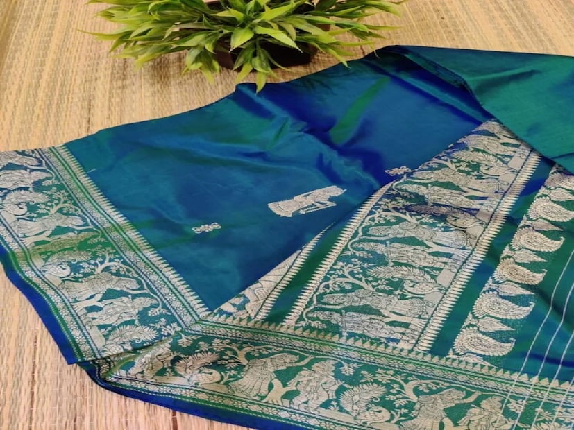  বালুচরি শাড়ি: জমকালো সিল্ক শাড়ির মধ্যে অত্যন্ত জনপ্রিয় বালুচরি। আলমারিতে একটা বালুচরি থাকা মানে, সম্পদের থেকে কিছু কম নয়। পশ্চিমবঙ্গের হাতে তৈরি বালুচরি উত্তরপ্রদেশের বেনারসি শাড়ির প্রতিদ্বন্দ্বী হয়ে উঠেছে। প্রচলিত বিশ্বাস অনুযায়ী, আঠারো শতকে বালুচর নামের একটি গ্রামে বালুচরি বুননের প্রবর্তন করেছিলেন বাংলার প্রথম নবাব মুর্শিদকুলি খাঁ। এই বুনন শিল্পের ধারার উৎপত্তি ঢাকায়। বালুচরি শাড়ি জুড়ে ফুটিয়ে তোলা হয় রামায়ণ এবং মহাভারতের গল্প। ভাগীরথী নদীর তীরে অবস্থিত বালুচর বারবার বন্যার কবলে পড়েছিল। ফলে সেখানকার তাঁতি বা বুনন শিল্পীরা বিষ্ণুপুরে চলে এসেছিলেন।

