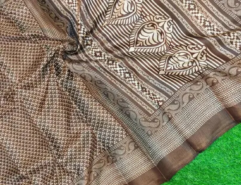 মুর্শিদাবাদের সিল্ক শাড়ি: নাম শুনে বোঝাই যাচ্ছে যে, এই শাড়ির জন্মস্থানও মুর্শিদাবাদ জেলা। এই শাড়ির বিশেষত্ব হল - রঙের বৈচিত্র্য। আঁচল জুড়ে থাকে অসাধারণ এবং অতুলনীয় প্যাটার্ন, যা শিল্পীদের হাতে আঁকা।