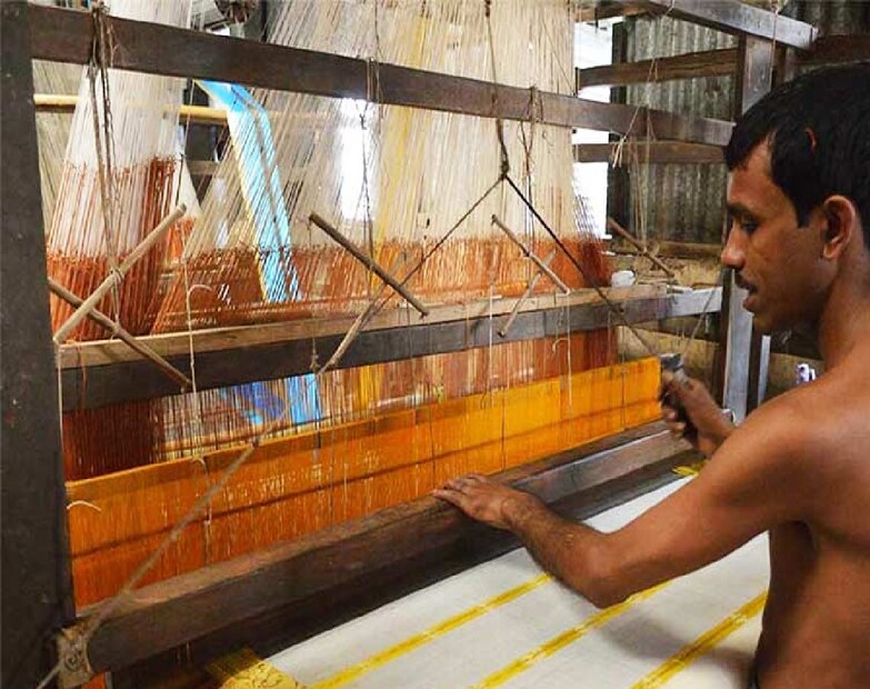 তাঁতের শাড়ি: প্রায় প্রত্যেক বাঙালি মেয়ের আলমারিতে তাঁতের শাড়ি থাকবেই থাকবে। সুতি থেকে তৈরি হয় তাঁতের শাড়ি। হালকা ওজনের কারণে যে-কোনও সময়ে, যে-কোনও অনুষ্ঠানে পরা যায়। বাংলায় রয়েছে ৫ ধরনের তাঁতের শাড়ি। 