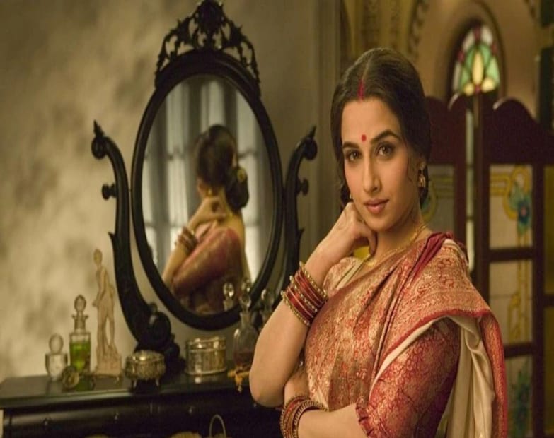 ভারতের সংস্কৃতি, ইতিহাসের সঙ্গে অঙ্গাঙ্গিভাবে জড়িয়ে শাড়ি...মায়ের আঁচল, অষ্টমীর অঞ্জলি, প্রথম সরস্বতী পুজো, বিয়ের সাজ। আমাদের দেশে হরেক কিসিমের শাড়ির ছড়াছড়ি। প্রতিটি রাজ্যেই শাড়ির বুননের অনন্য এবং নিজস্ব পরিচয় রয়েছে। বিশেষ করে বাংলার শাড়ির জয়জয়কার গোটা বিশ্বেই।  বাংলার কোন কোন শাড়ি আপনার ওয়ার্ডরোবে থাকা মাস্ট?