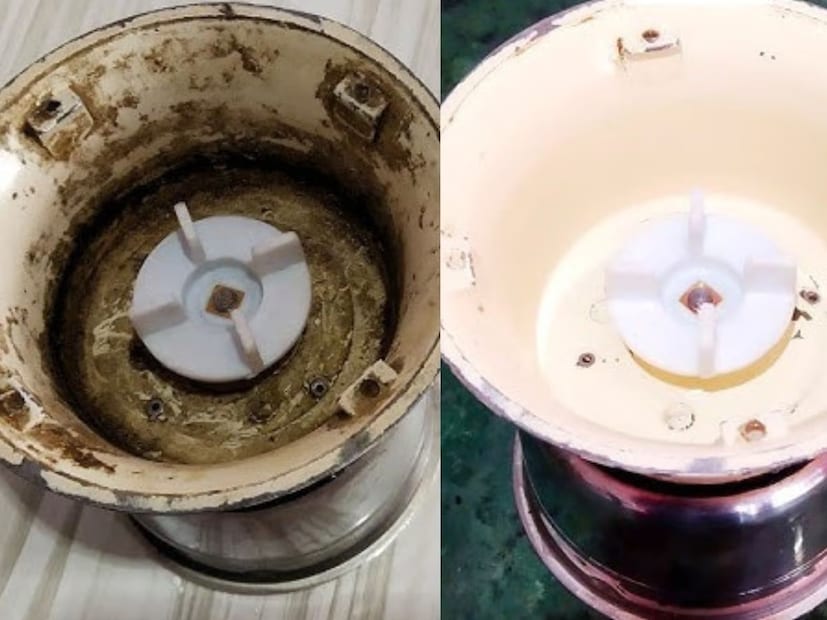 এবার ব্লেন্ডারে দিন সামান্য লিক্যুইড সাবান। একটা টিস্যু পেপার চারভাজ করে কাঁটা চামচের আগায় আটকে ব্লেন্ডারের ভিতরটা ঘুরিয়ে ঘুরিয়ে পরিষ্কার করে নিন। দেখবেন টিস্যু পেপারে বেশিরভাগ ময়লা উঠে এসেছে। 