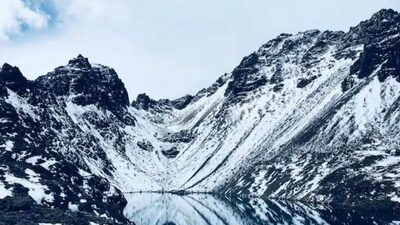 शादी से लौटते समय लाचेन में भीषण हादसा, कार खाई में गिरी, 2 की मौत.