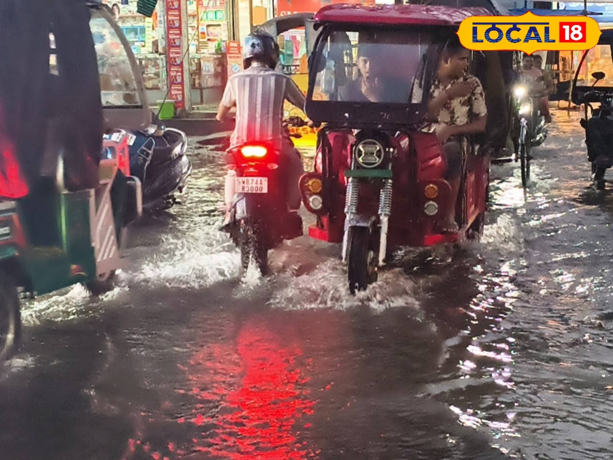 দু’ঘন্টার প্রবল বৃষ্টিতে হাঁটু জলে ভাসল শিলিগুড়ি! দেখুন কী অবস্থা...