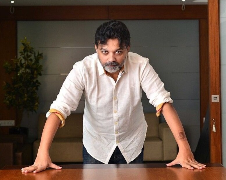 সৃজিত মুখোপাধ্যায়ের সঙ্গে বাংলাদেশের নিবিড় সম্পর্ক৷ রাফিয়াথ রশিদ মিথিলার সঙ্গে বিবাহবন্ধনে আবদ্ধ হন তিনি৷ যদিও আপাতত তাঁদের সম্পর্ক তলানিতে৷ এবার আরও এক বাংলাদেশি নায়িকার সঙ্গে নাম জড়াল সৃজিতের৷ 