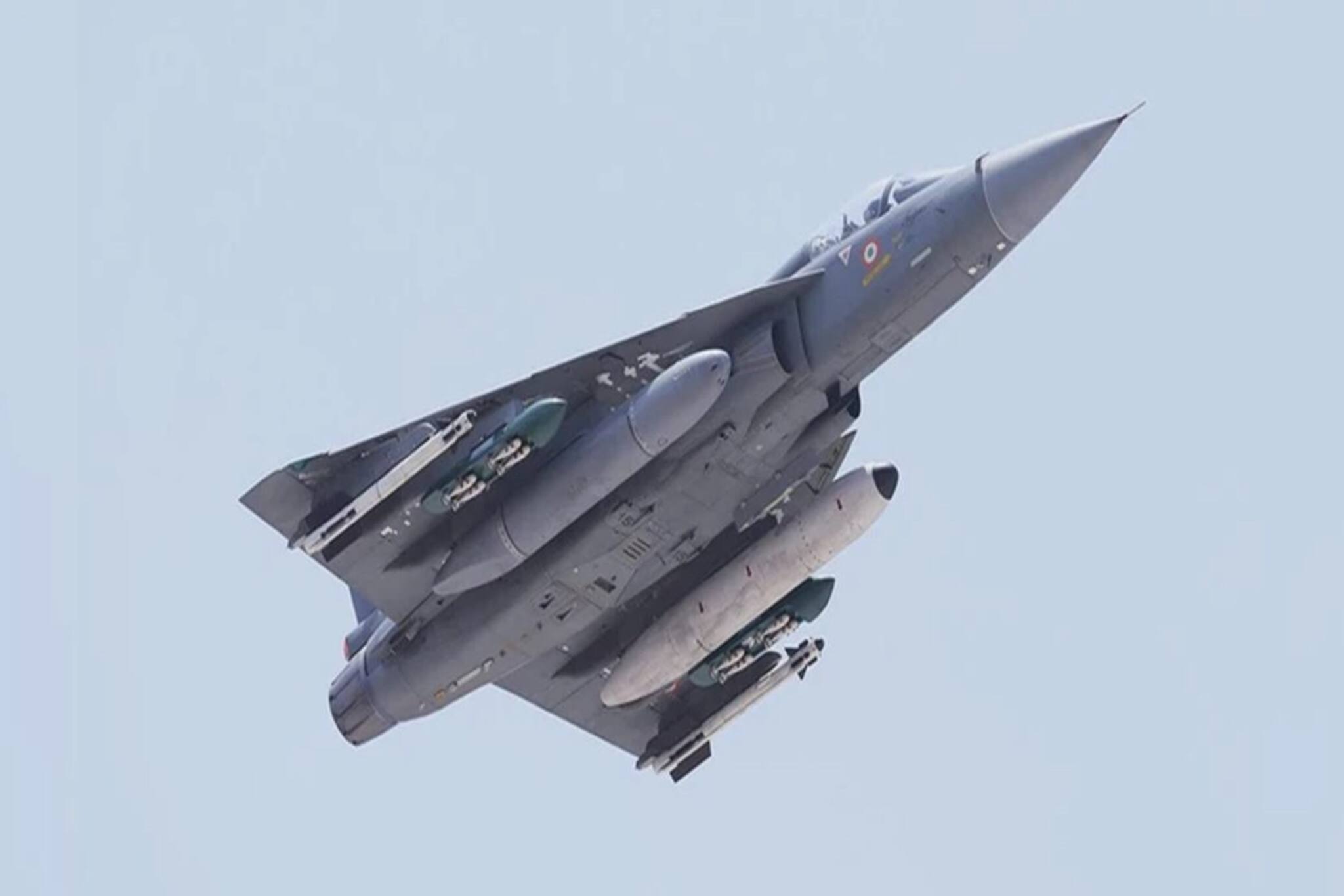 এয়ার শো-তে ভেঙে পড়ল ভারতীয় বায়ুসেনার যুদ্ধবিমান তেজস, মৃত পাইলট! দেখুন ভিডিও