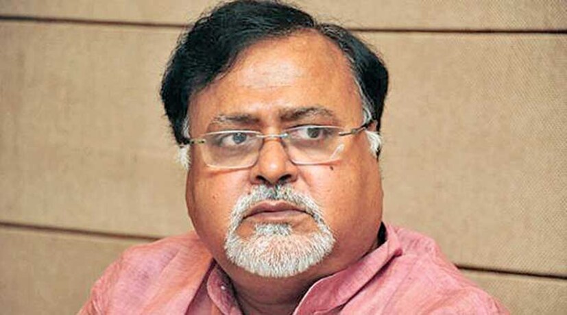 ভারতীয় দণ্ডবিধির অপরাধ মূলক ষড়যন্ত্র, তথ্য প্রমাণ আড়াল, নথি জাল, জালিয়াতি করা-সহ একাধিক ধারায় চার্জ গঠন করা হয়েছে পার্থ চট্টোপাধ্যায়ের বিরুদ্ধে।