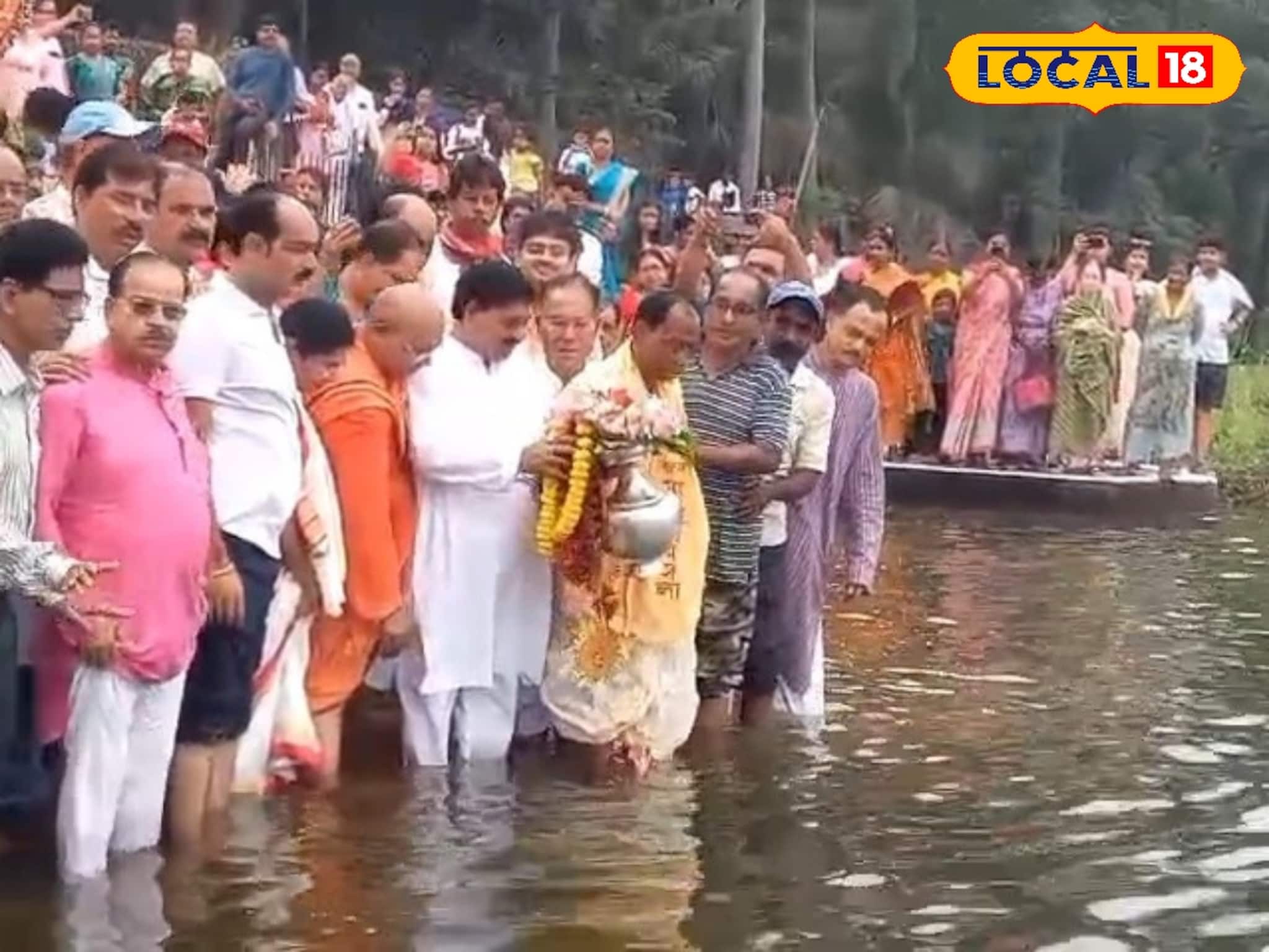 প্রতিপদেই শুরু হয়ে গেল পুজো, রূপোর ঘটে এল জল! এক্কাগাড়ি, বাজনা মিলিয়ে জমজমাট ব্যাপার